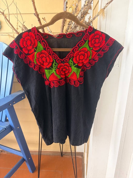 Tops - Vintage mexican embroidered Huipil